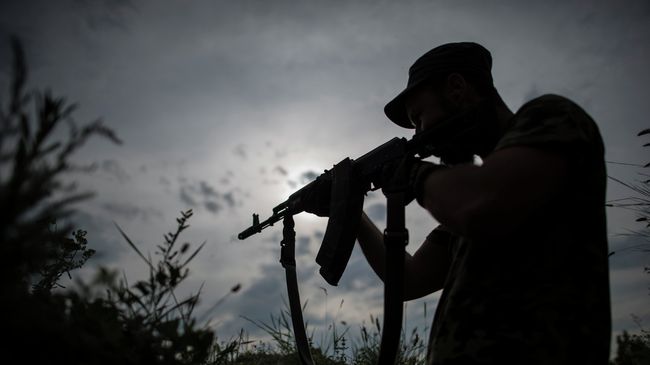 Боец украинского добровольческого батальона в Донецкой области. Архивное фото Боец украинского добровольческого батальона в Донецкой области. Архивное фото