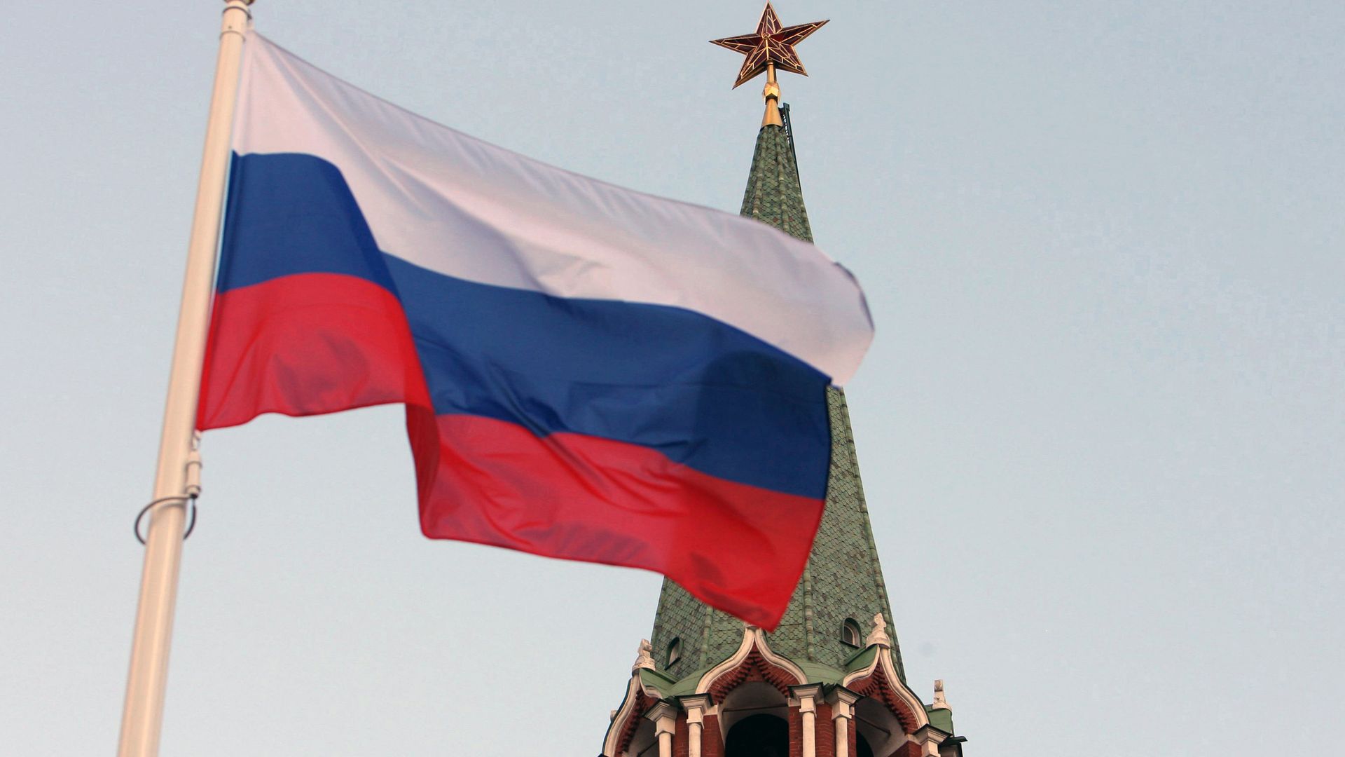 Российский государственный флаг на фоне кремлевской башни Российский государственный флаг на фоне кремлевской башни - РИА Новости, 1920, 30.12.2025