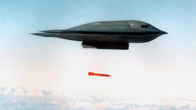 Американский бомбардировщик B-2 Spirit сбрасывает бомбу  B61. Архивное фото