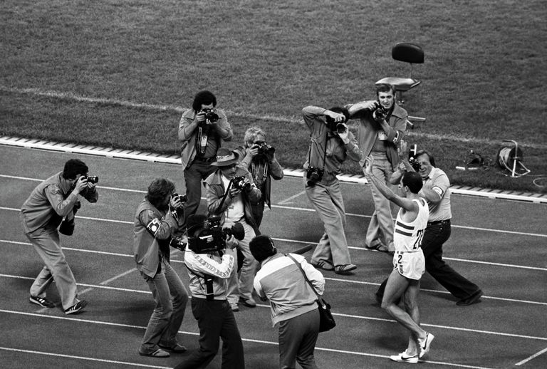 Спортивные фотокорреспонденты во время съемки олимпийского чемпиона в беге на 100 метров Аллана Уэллса из Великобритании Спортивные фотокорреспонденты во время съемки олимпийского чемпиона в беге на 100 метров Аллана Уэллса из Великобритании