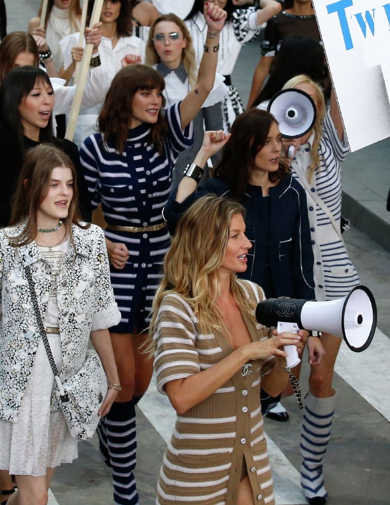 Модель Жизель Бундхен во время показа Chanel в Париже. 30 сентября 2015 Модель Жизель Бундхен во время показа Chanel в Париже. 30 сентября 2015
