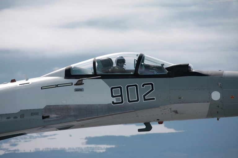 Пилот в кабине истребителя Су-35 Пилот в кабине истребителя Су-35