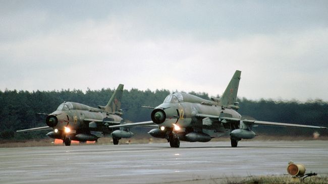 Истребитель-бомбардировщик Су-17. Архивное фото Истребитель-бомбардировщик Су-17. Архивное фото