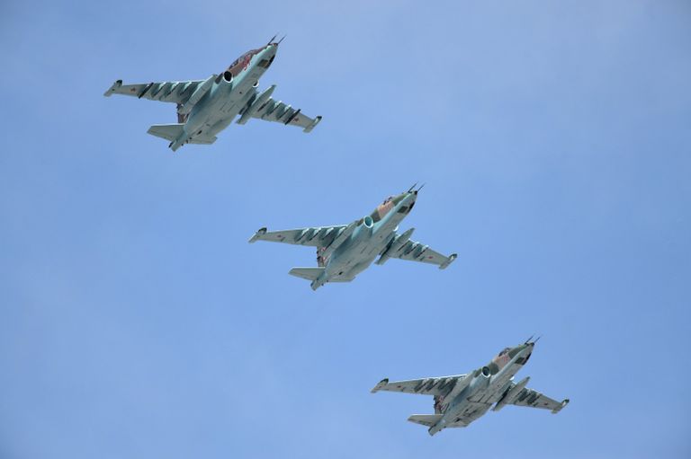 Штурмовики Су-25СМ во время военного парада в ознаменование 70-летия Победы в Великой Отечественной войне Штурмовики Су-25СМ во время военного парада в ознаменование 70-летия Победы в Великой Отечественной войне