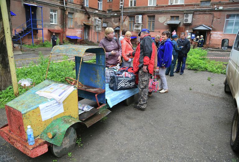 Сотрудники МЧС эвакуируют жильцов жилого дома по адресу Куйбышева, 103 в Перми Сотрудники МЧС эвакуируют жильцов жилого дома по адресу Куйбышева, 103 в Перми