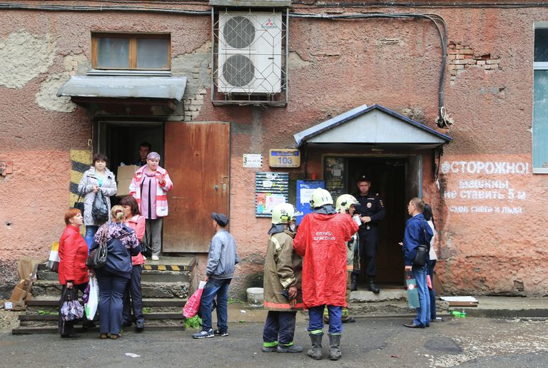 Сотрудники МЧС эвакуируют жильцов жилого дома по адресу Куйбышева, 103 в Перми в котором произошло обрушение одного из подъездов. Сотрудники МЧС эвакуируют жильцов жилого дома по адресу Куйбышева, 103 в Перми в котором произошло обрушение одного из подъездов.