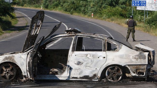 Сожженная полицейская машина в Мукачево, Украина. 11 июля 2015 Сожженная полицейская машина в Мукачево, Украина. 11 июля 2015