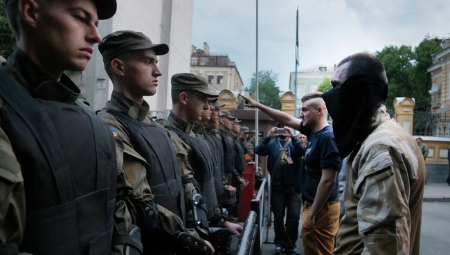 Полицейские и активисты Правого сектора возле здания администрации президента в Киеве, Украина. Архивное фото. Полицейские и активисты Правого сектора возле здания администрации президента в Киеве, Украина. Архивное фото.