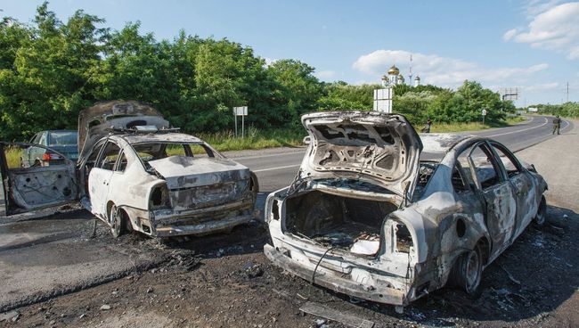 Сожженные полицейские  машина в Мукачево, Украина. 11 июля 2015