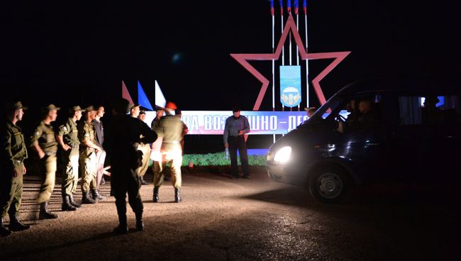 Военнослужащие стоят в оцеплении неподалеку от учебного центра Воздушно-десантных войск в поселке Светлый Омской области. Архивное фото Военнослужащие стоят в оцеплении неподалеку от учебного центра Воздушно-десантных войск в поселке Светлый Омской области. Архивное фото
