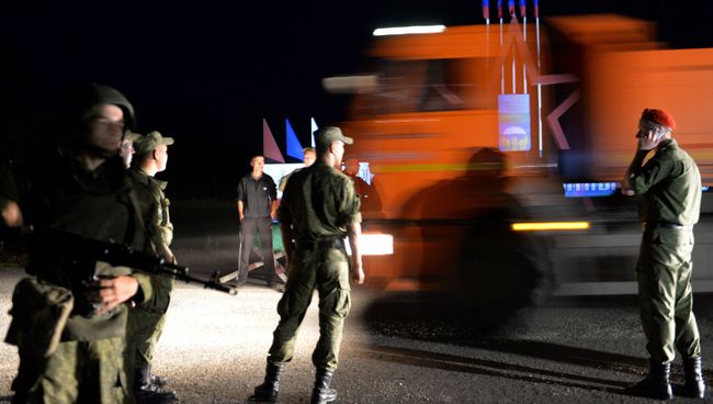 Военнослужащие стоят в оцеплении неподалеку от учебного центра Воздушно-десантных войск в поселке Светлый Омской области, где произошло обрушения крыши