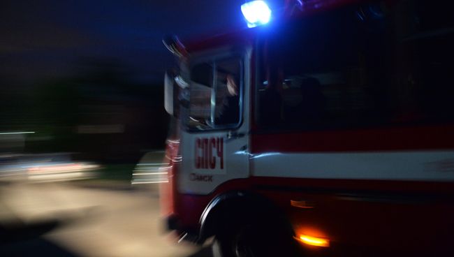 Автомобиль пожарной службы неподалеку от учебного центра Воздушно-десантных войск в поселке Светлый Омской области, где произошло обрушения крыши.