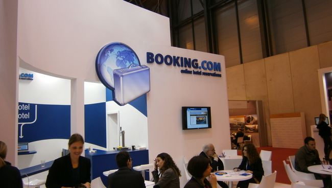 Стенд Booking.com на туристической выставке. Архивное фото