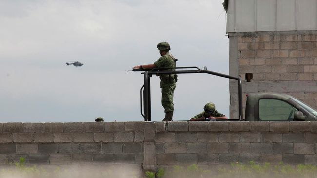 Солдаты охраняют здание недалеко от тюрьмы строгого режима в Альтиплано, Мексика. Архивное фото