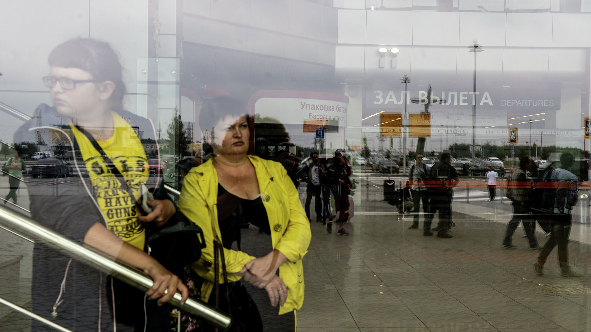 Пассажиры в аэропорту Кольцово в Екатеринбурге Пассажиры в аэропорту Кольцово в Екатеринбурге - РИА Новости, 1920, 04.07.2026