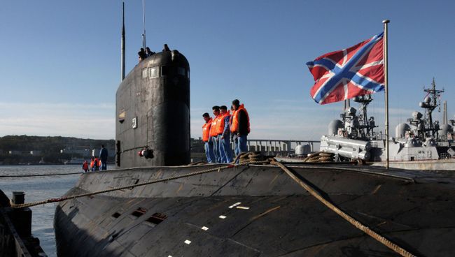 Дизельная подводная лодка Краснокаменск класса Варшавянка во время швартовки в главной базе Тихоокеанского флота во Владивостоке Дизельная подводная лодка Краснокаменск класса Варшавянка во время швартовки в главной базе Тихоокеанского флота во Владивостоке