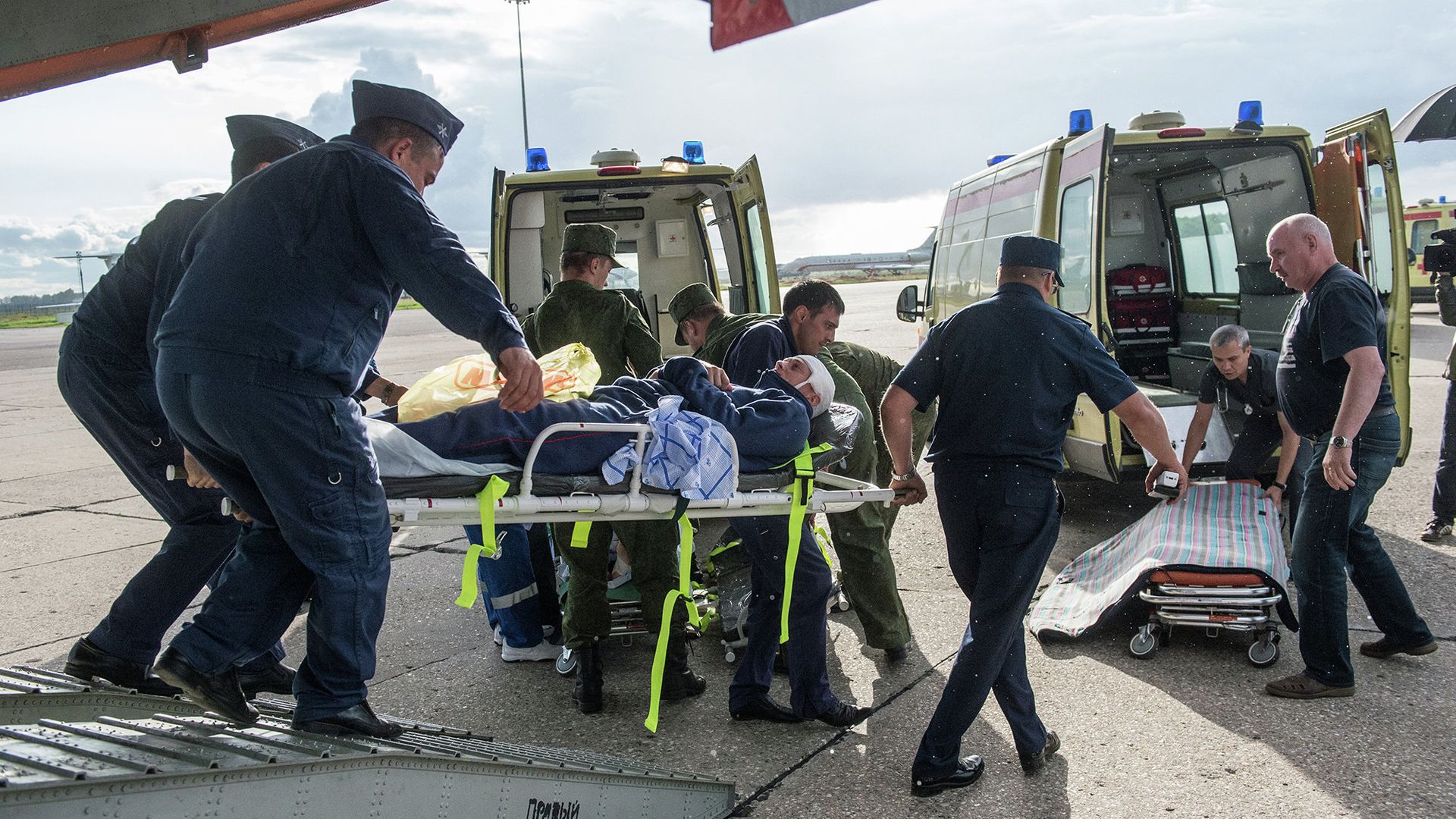Пострадавший при обрушении казармы учебного центра ВДВ на окраине Омска доставлен самолетом военно-транспортной авиации в Москву Пострадавший при обрушении казармы учебного центра ВДВ на окраине Омска доставлен самолетом военно-транспортной авиации в Москву - РИА Новости, 1920, 14.07.2015