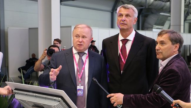 Генеральный директор АО Швабе Сергей Максин и мэр Нижнего Тагила Сергей Носов