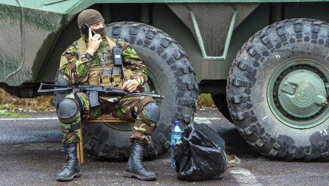 Украинские военные контролируют дорогу возле Мукачево Украинские военные контролируют дорогу возле Мукачево