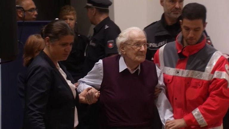 Бухгалтер Аушвица Гренинг с трудом вошел в здание суда перед приговором Бухгалтер Аушвица Гренинг с трудом вошел в здание суда перед приговором