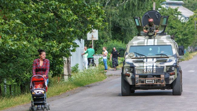 Сотрудники СБУ блокируют местность в районе города Мукачево, Украина. Архивное фото.