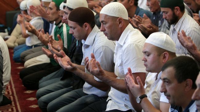 Мусульмане совершают праздничный намаз во время праздника Ураза-байрам в Крыму. Архивное фото Мусульмане совершают праздничный намаз во время праздника Ураза-байрам в Крыму. Архивное фото