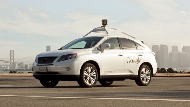 Самоуправляемый автомобиль Lexus SUV Google. Архивное фото Самоуправляемый автомобиль Lexus SUV Google. Архивное фото