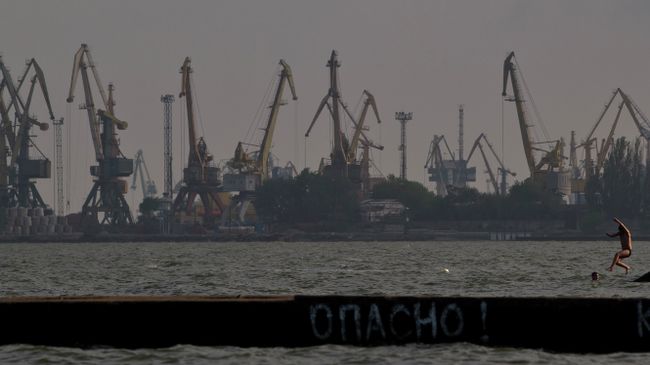 Вид на Мариупольский морской порт на Азовском море, Украина. Архивное фото Вид на Мариупольский морской порт на Азовском море, Украина. Архивное фото