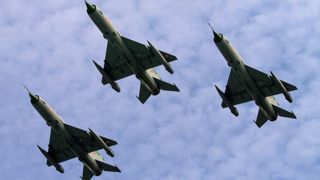 Истребители МиГ-21 во время парада в Тезпуре, Индия. Архив