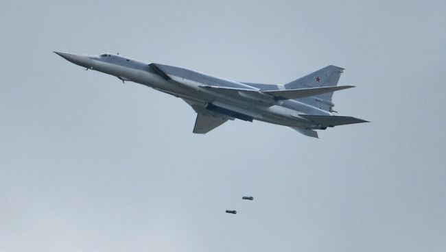 Самолет Ту-22М3 во время показательных выступлений на всероссийском этапе международного конкурса Авиадартс-2015 в Воронеже Самолет Ту-22М3 во время показательных выступлений на всероссийском этапе международного конкурса Авиадартс-2015 в Воронеже