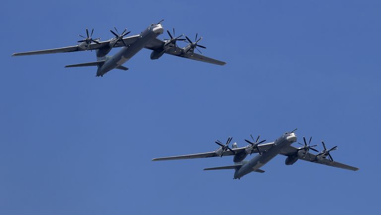Стратегические бомбардировщики-ракетоносцы Ту-95МС во время военного парада в ознаменование 70-летия Победы