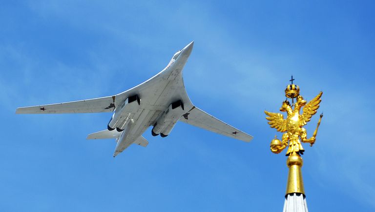 Cтратегический бомбардировщик-ракетоносец Ту-160 во время военного парада в ознаменование 70-летия Победы в Великой Отечественной войне 1941-1945 годов Cтратегический бомбардировщик-ракетоносец Ту-160 во время военного парада в ознаменование 70-летия Победы в Великой Отечественной войне 1941-1945 годов