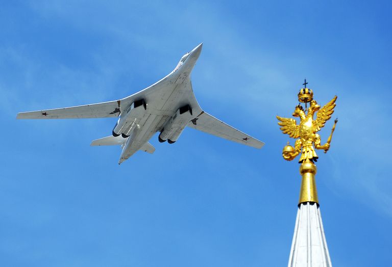 Cтратегический бомбардировщик-ракетоносец Ту-160 во время военного парада в ознаменование 70-летия Победы в Великой Отечественной войне 1941-1945 годов Cтратегический бомбардировщик-ракетоносец Ту-160 во время военного парада в ознаменование 70-летия Победы в Великой Отечественной войне 1941-1945 годов