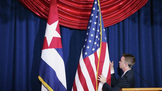 Флаги Кубы и США на церемонии открытия посольства в Вашингтоне Флаги Кубы и США на церемонии открытия посольства в Вашингтоне