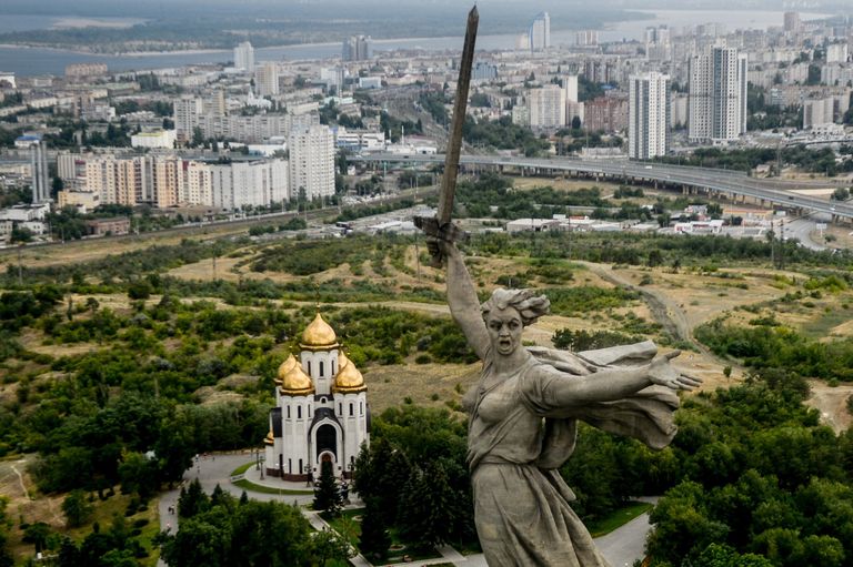 Монумент Родина-мать зовёт! на Мамаевом кургане в Волгограде. Слева - Всехсвятская церковь Монумент Родина-мать зовёт! на Мамаевом кургане в Волгограде. Слева - Всехсвятская церковь