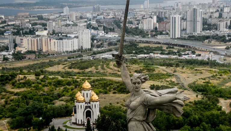 Монумент Родина-мать зовёт! на Мамаевом кургане в Волгограде. Слева - Всехсвятская церковь Монумент Родина-мать зовёт! на Мамаевом кургане в Волгограде. Слева - Всехсвятская церковь