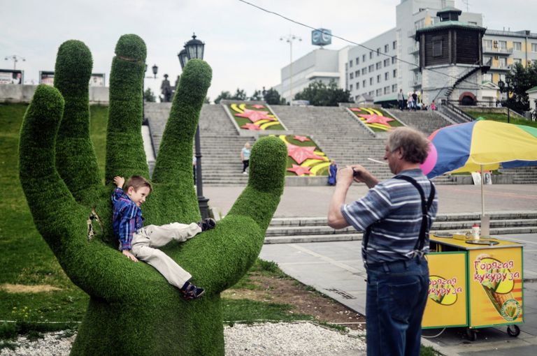 Мужчина с ребенком фотографируются в центре Екатеринбурга Мужчина с ребенком фотографируются в центре Екатеринбурга