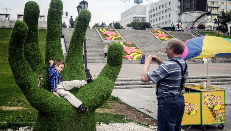 Мужчина с ребенком фотографируются в центре Екатеринбурга Мужчина с ребенком фотографируются в центре Екатеринбурга