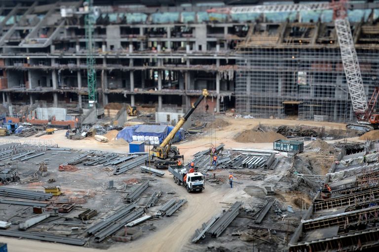 Рабочие на строительной площадке Большой Спортивной Арены Лужники в Москве Рабочие на строительной площадке Большой Спортивной Арены Лужники в Москве