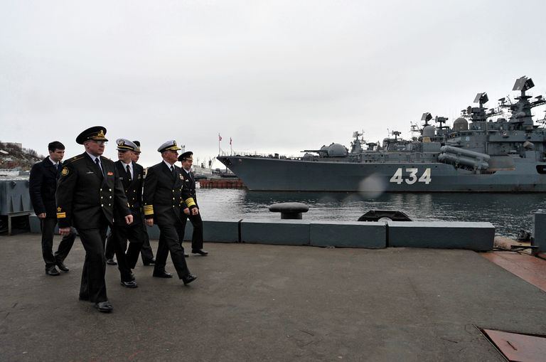 Вице-адмирал ВМФ РФ Андрей Воложинский и начальник военно-морских операций ВМФ США адмирал Гэри Ружхед на фоне эсминца Адмирал Ушаков в Североморске. 15 апреля 2011 Вице-адмирал ВМФ РФ Андрей Воложинский и начальник военно-морских операций ВМФ США адмирал Гэри Ружхед на фоне эсминца Адмирал Ушаков в Североморске. 15 апреля 2011