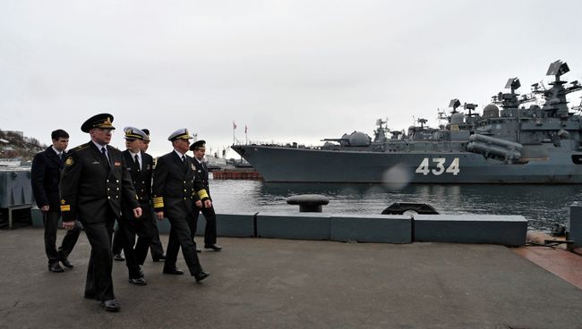 Вице-адмирал ВМФ РФ Андрей Воложинский и начальник военно-морских операций ВМФ США адмирал Гэри Ружхед на фоне эсминца Адмирал Ушаков в Североморске. 15 апреля 2011. Архив Вице-адмирал ВМФ РФ Андрей Воложинский и начальник военно-морских операций ВМФ США адмирал Гэри Ружхед на фоне эсминца Адмирал Ушаков в Североморске. 15 апреля 2011. Архив