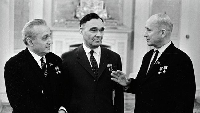 Известные авиаконструкторы Артем Иванович Микоян, Александр Сергеевич Яковлев и Павел Осипович Сухой в Кремле