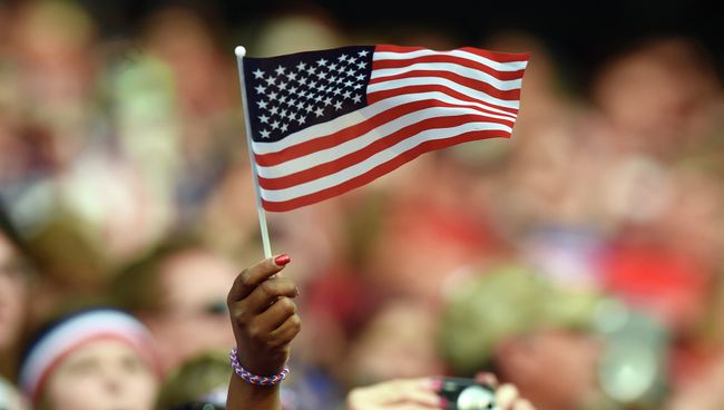 Женщина держит флаг США Женщина держит флаг США