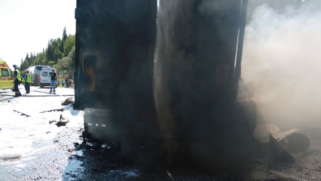 Сотрудники МЧС и полиции на месте ДТП с участием рейсового автобуса в Козульском районе Красноярского края. 22 июля 2015