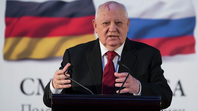 Бывший президент СССР Михаил Горбачев на фоне флагов России и ФРГ