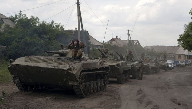 Колонна военной техники ДНР во время отвода от линии соприкосновения на окраине Дебальцево Колонна военной техники ДНР во время отвода от линии соприкосновения на окраине Дебальцево