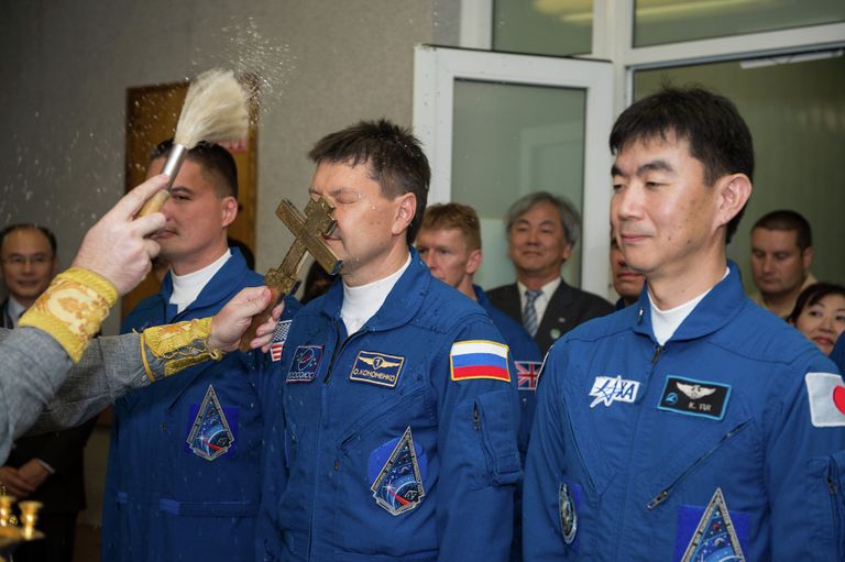Участники основного экипажа транспортного пилотируемого корабля Союз ТМА-17М 44/45: астронавт Кимия Юи, космонавт Роскосмоса Олег Кононенко и астронавт НАСА Челл Линдгрен Участники основного экипажа транспортного пилотируемого корабля Союз ТМА-17М 44/45: астронавт Кимия Юи, космонавт Роскосмоса Олег Кононенко и астронавт НАСА Челл Линдгрен