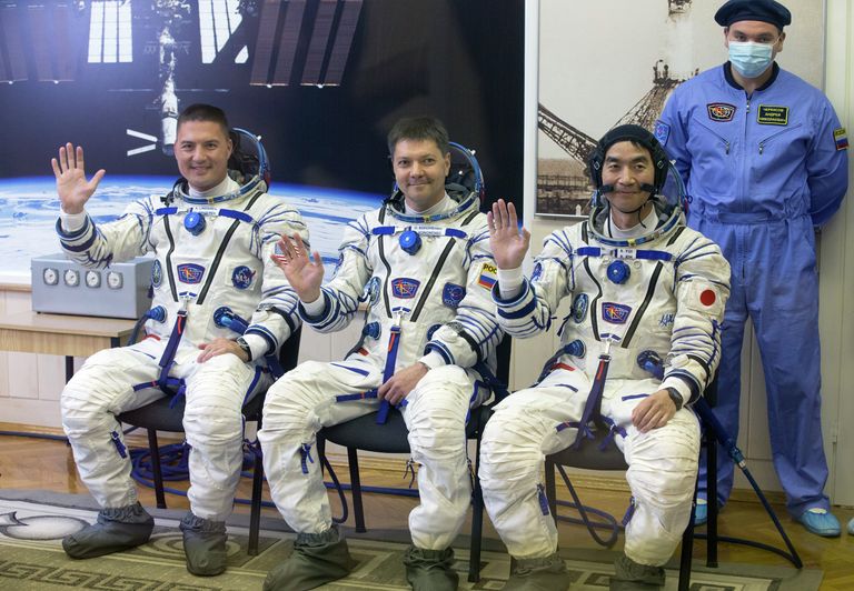 Участники основного экипажа транспортного пилотируемого корабля Союз ТМА-17М 44/45: астронавт Кимия Юи, космонавт Роскосмоса Олег Кононенко и астронавт НАСА Челл Линдгрен Участники основного экипажа транспортного пилотируемого корабля Союз ТМА-17М 44/45: астронавт Кимия Юи, космонавт Роскосмоса Олег Кононенко и астронавт НАСА Челл Линдгрен