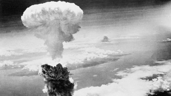Облако от атомного взрыва над Нагасаки, Япония. 9 августа 1945 Облако от атомного взрыва над Нагасаки, Япония. 9 августа 1945