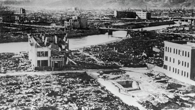 Хиросима после американской атомной бомбардировки. Архивное фото Хиросима после американской атомной бомбардировки. Архивное фото